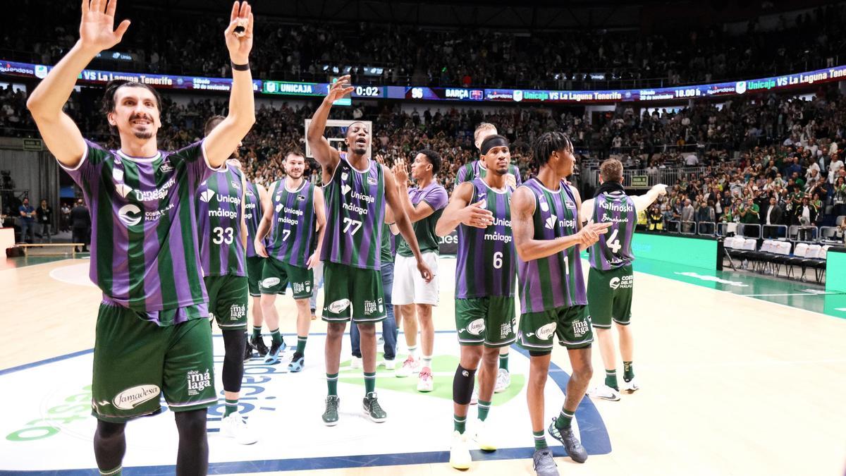 Jugadores del Unicaja celebran la victoria frente al Barcelona.