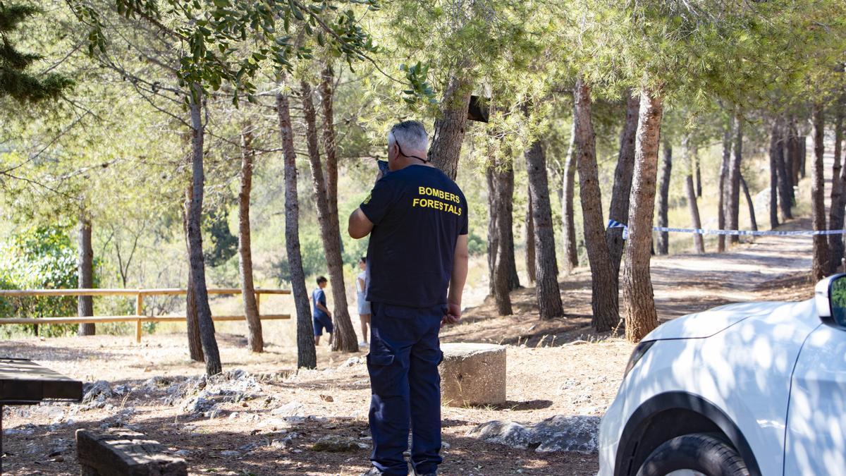 Uno de los efectivos que permanecen en la Cova Alta realizando tareas de vigilancia charla por teléfono.