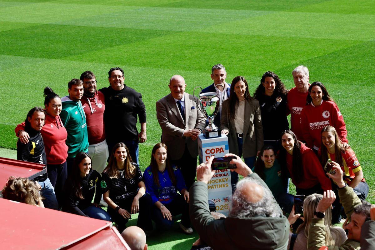 Los asistentes al sorteo de la Copa de la Reina de hockey sobre patines se hacen la foto de familia en El Molinón.