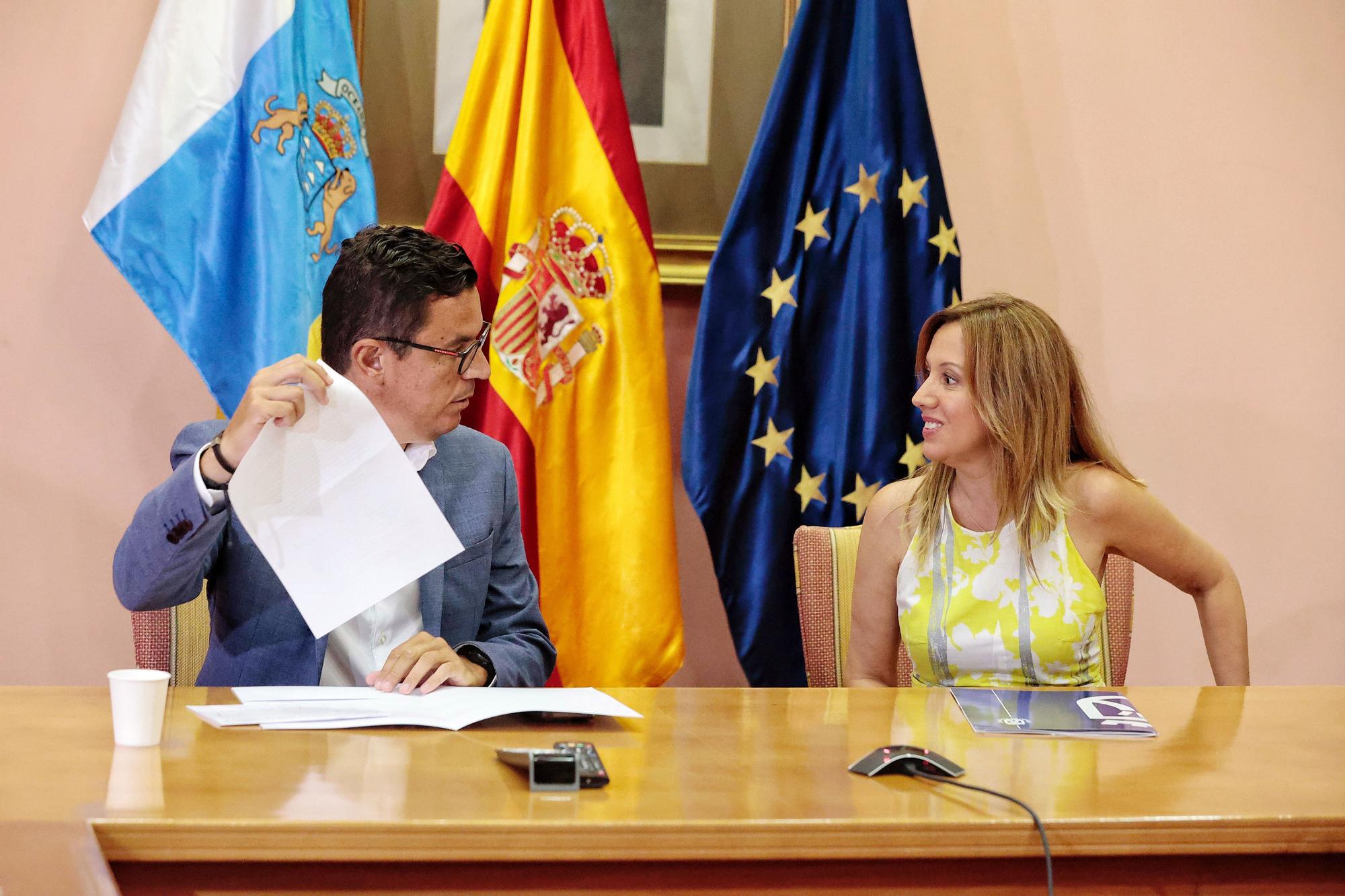 Reunión entre el consejero del Gobierno de Canarias, Pablo Rodríguez y la presidenta insular, Rosa Dávila.