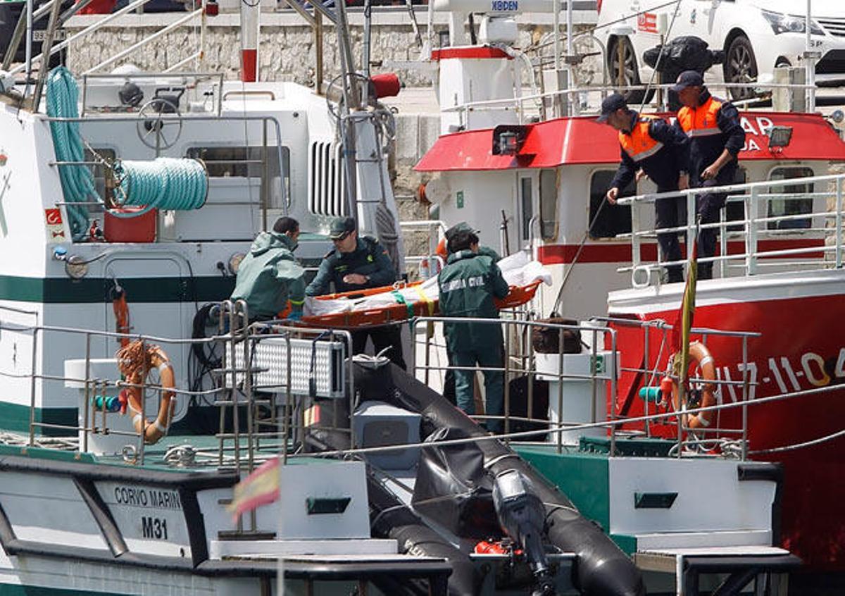 El cadáver a su llegada al puerto de A Guarda // RICARDO GROBAS