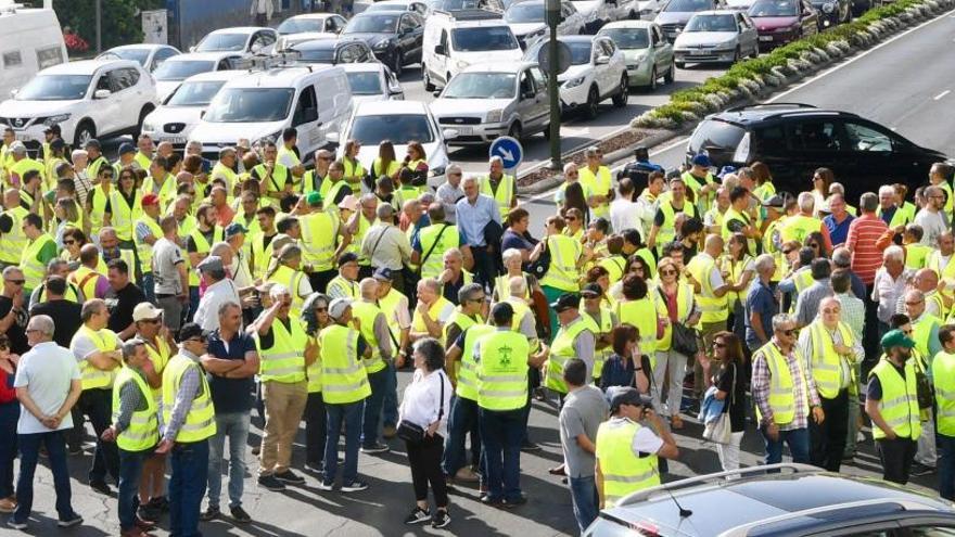 Protesta de los transportistas y trabajadores de la central de As Pontes hace diez días en A Coruña.