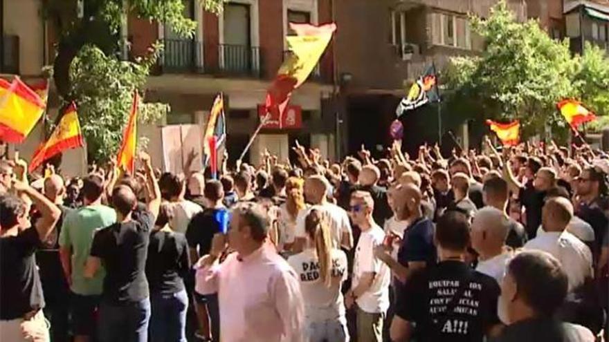 Policías y Guardias Civiles se manifiestan ante la sede de Ferraz
