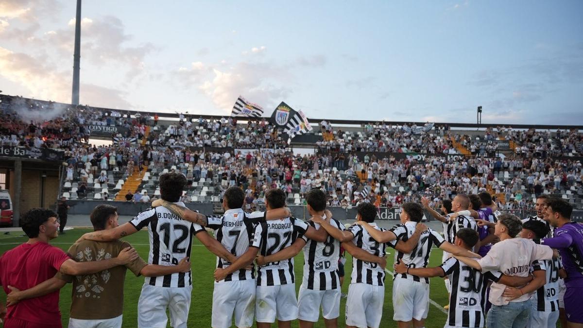 Los jugadores blanquinegros celebran la victoria con la grada