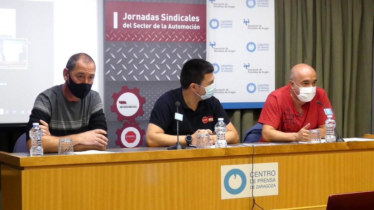 Raúl Portillo, del sindicato LAB en Volkswagen Navarra; Daniel Montejo, de Stopel en Stellantis Figueruelas; y Paco González, de STM en Ford Valencia.