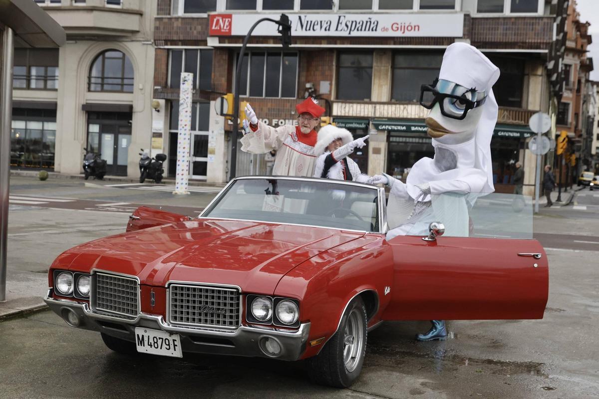 La visita de la sardina del Antroxu a LA NUEVA ESPAÑA de Gijón, en imágenes