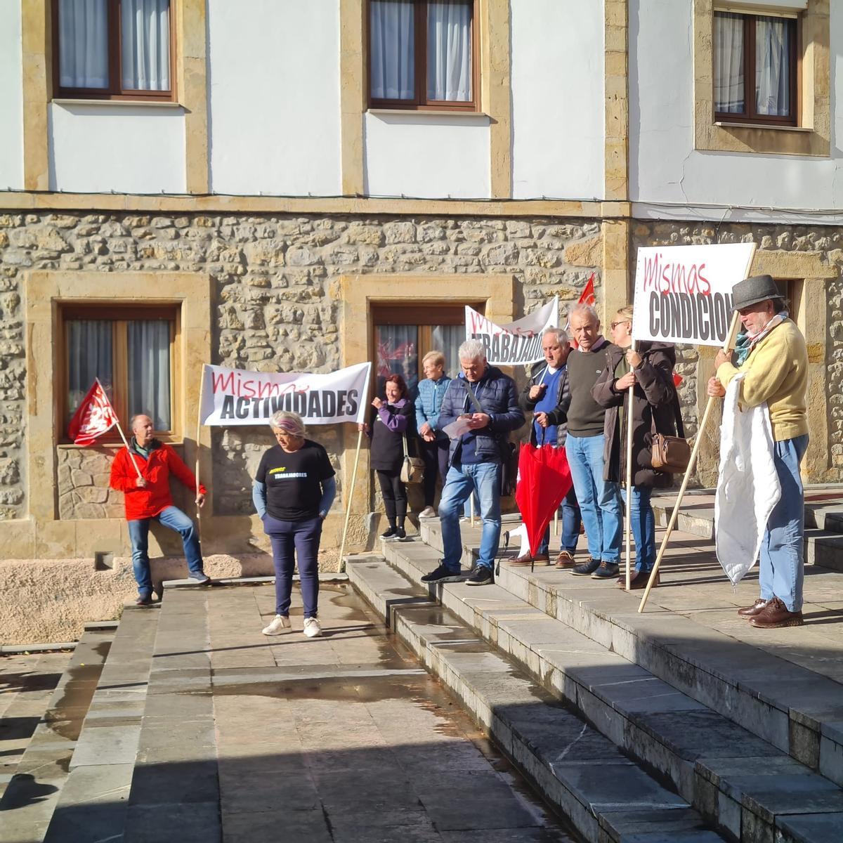 Manifestantes en Colunga