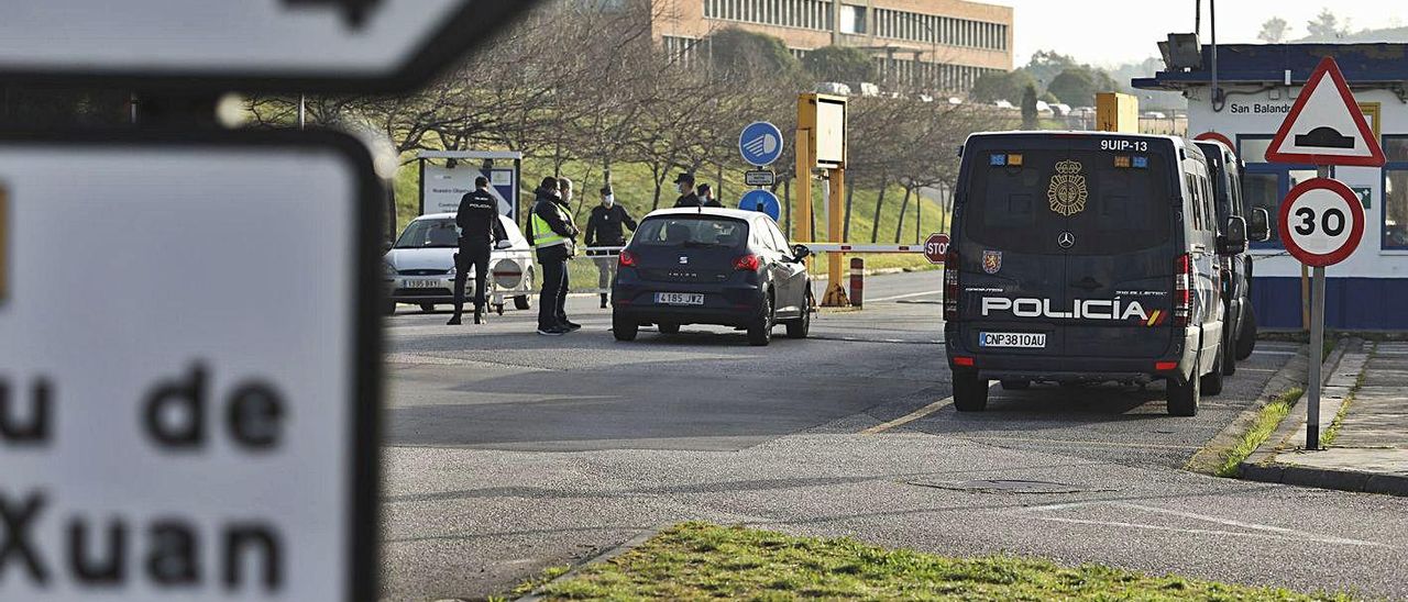 Furgones de la Policía Nacional en la puerta de Alu Ibérica el pasado mes de marzo.