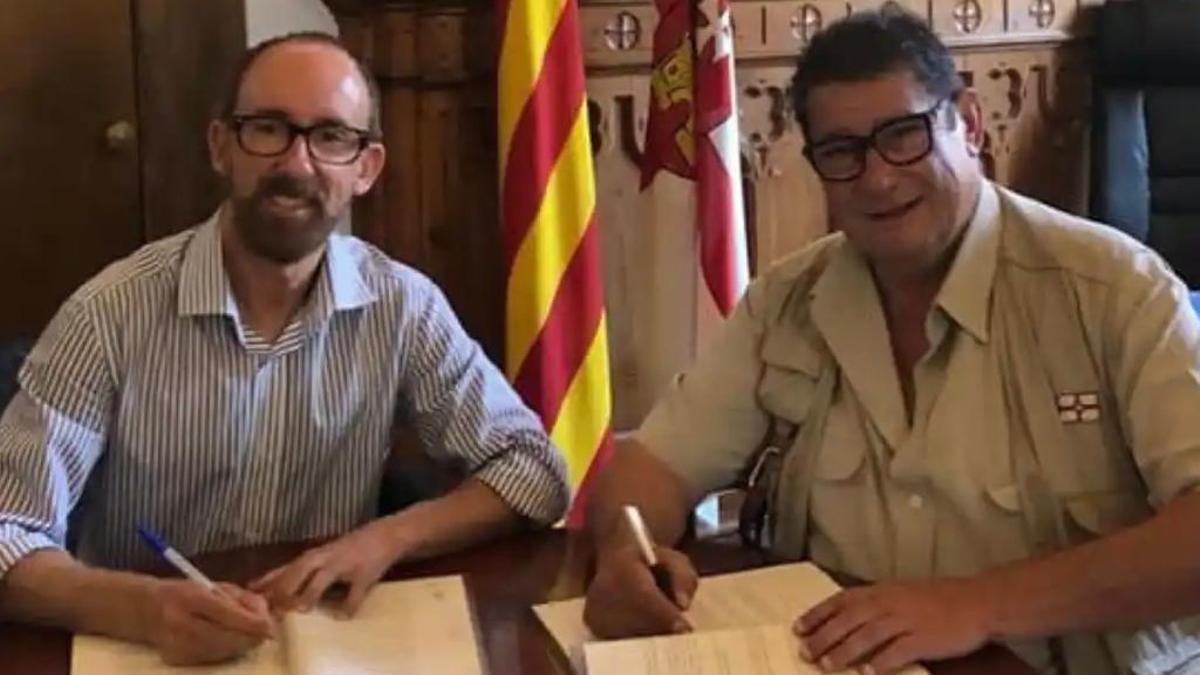 Miguel Forns (CIU) y Carlos N.M. firmando una de las colaboraciones investigadas antes del 2019