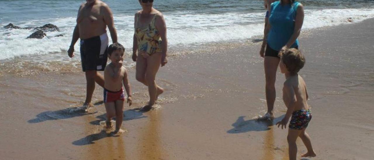 Los niños Mateo Ondina y Sergio Fernández, ayer, en la playa de Carranques, a punto de darse un baño.