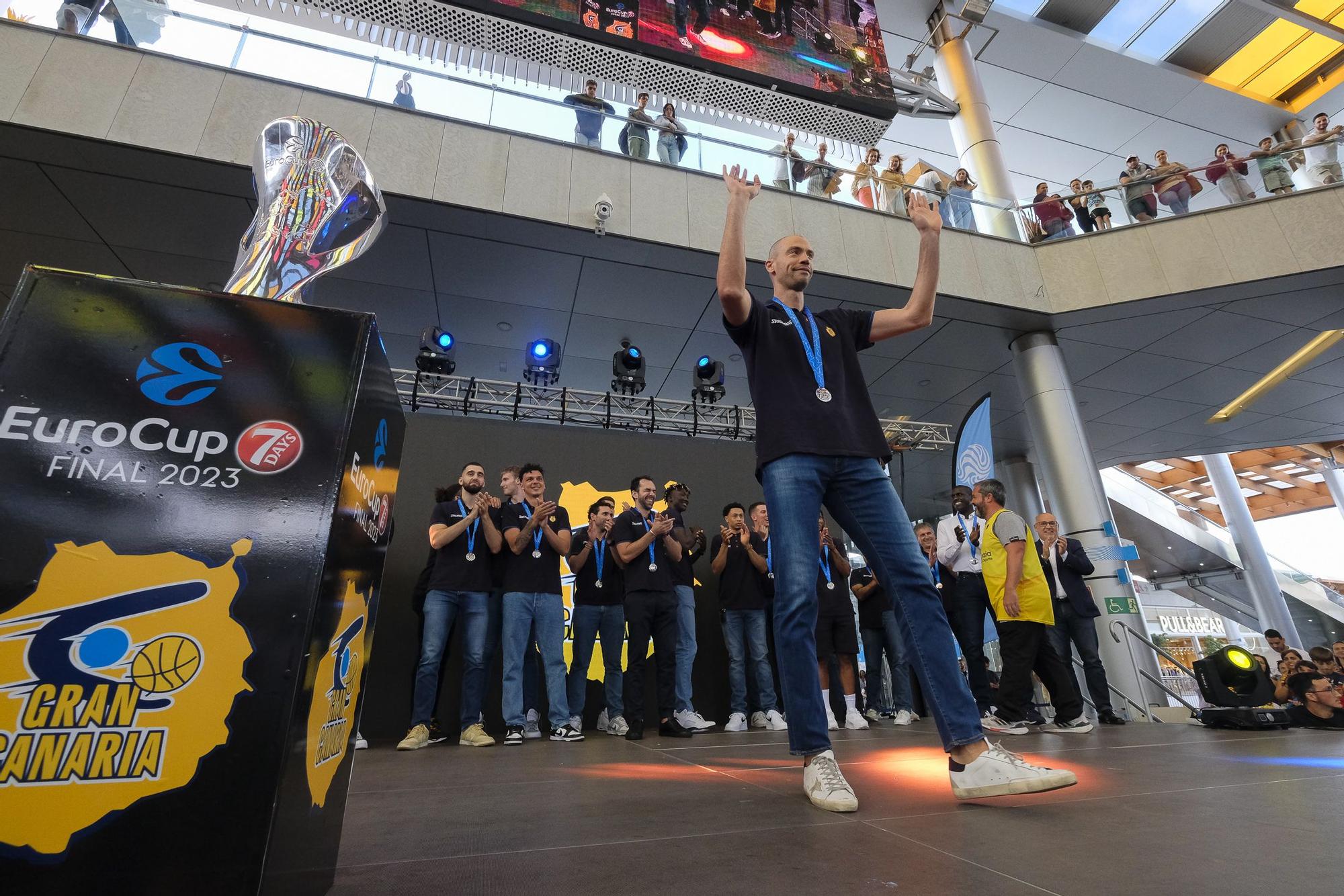 El Granca pasea la copa de campeón de la Eurocup por el CC Alisios