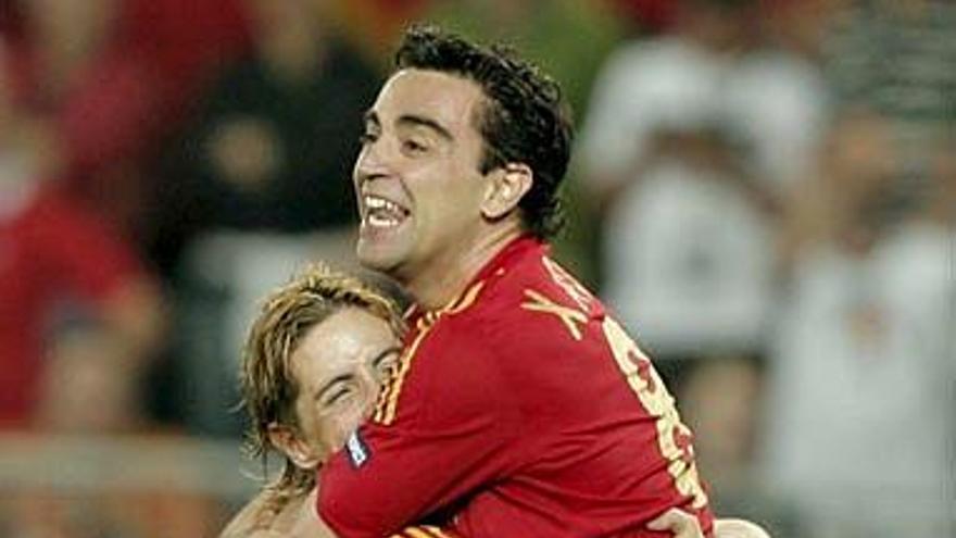 Los jugadores de la selección española Fernando Torres (i) y Xavi Hernández se abrazan tras conseguir el título de la Eurocopa ´08, después de ganar a Alemania por 1-0 en el estadio Ernst-Happel de Viena, en Austria.