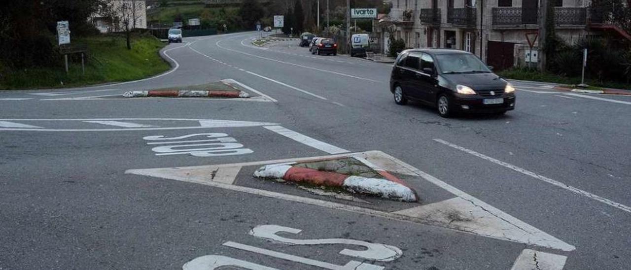 Cruce de la carretera de Ourense con la que conduce a Carballedo, donde se proyecta una glorieta. // RV