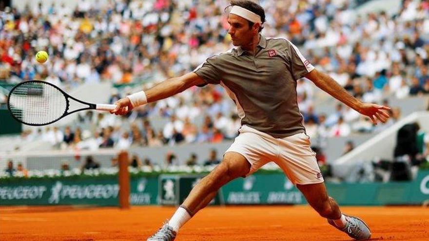 Federer vuelve con victoria antes del debut de Nadal y Djokovic