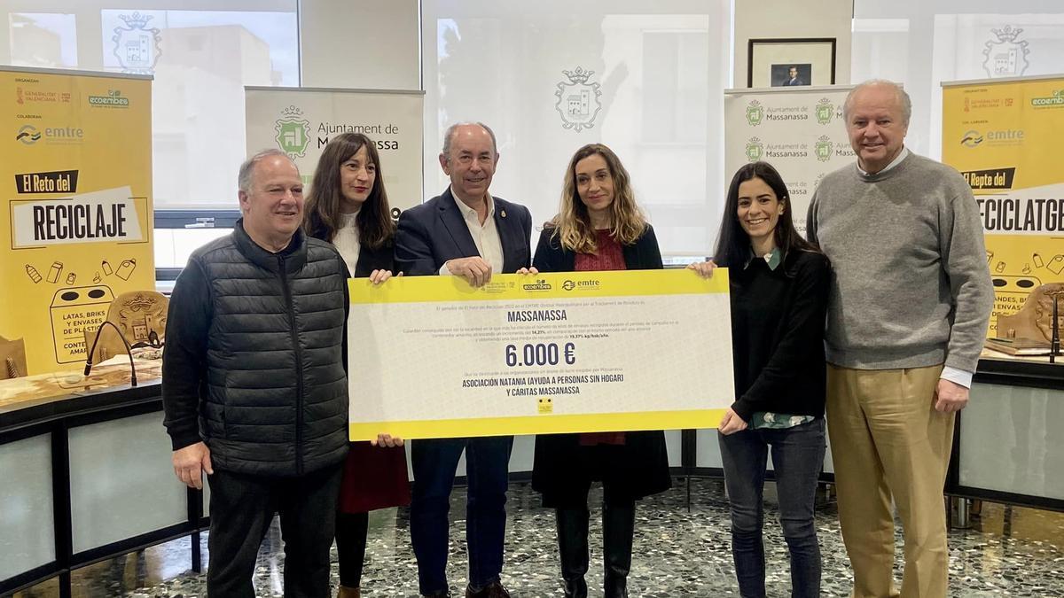 Massanassa entrega el premio del Reto del reciclaje a Cáritas y Nautania.