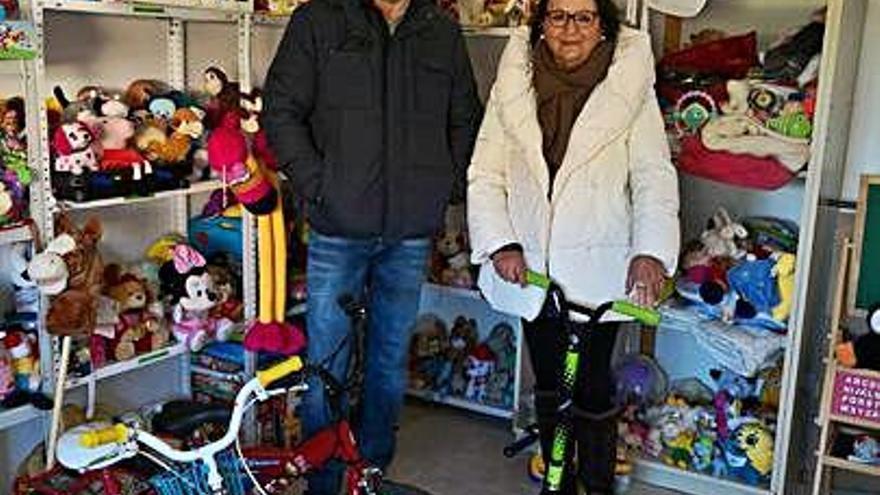 Representantes de Cruz Roja y Bambalinas con juguetes cedidos por los toresanos.