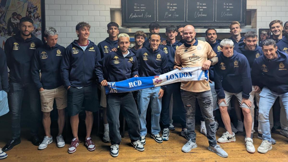 Xavi, junto a la plantilla durante este pasado verano