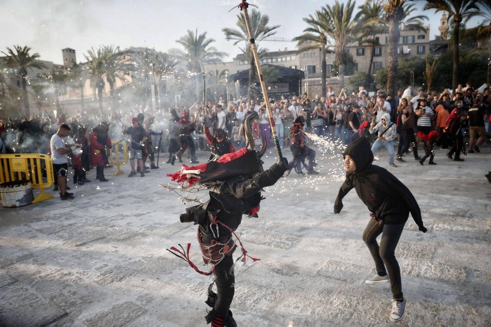 Palma disfruta de su noche más mágica del año con Sant Joan