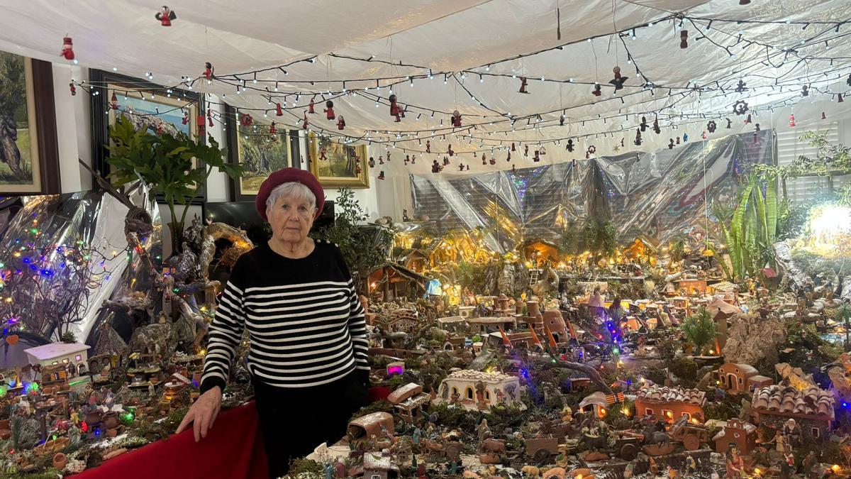 Catalina Maria Rayó, de 85 años, muestra el belén que ha montado este año en el salón de su casa.