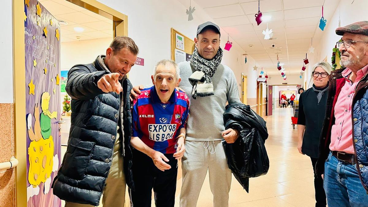 Manuel y Pedro José con algunos usuarios de la residencia Comser.