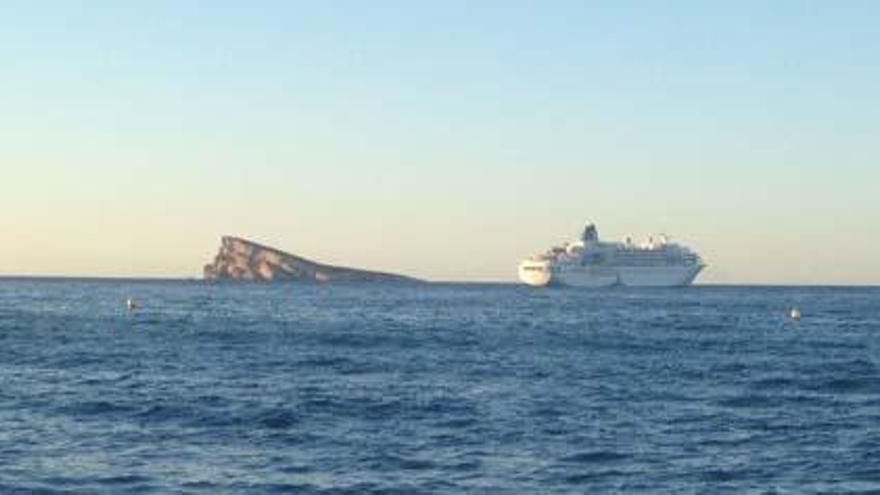 El crucero permanece fondeado junto a la isla de Benidorm