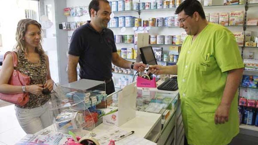 Primeros clientes en una de las farmacias de guardia, ayer en el centro de Vigo.  // R. Grobas