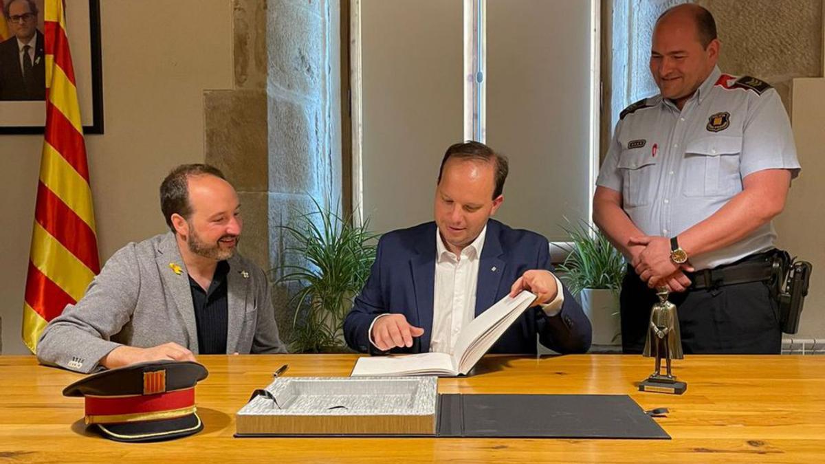 Pere Ferrer, director dels Mossos, firma el llibre d’honor de Riner | AJ RINER