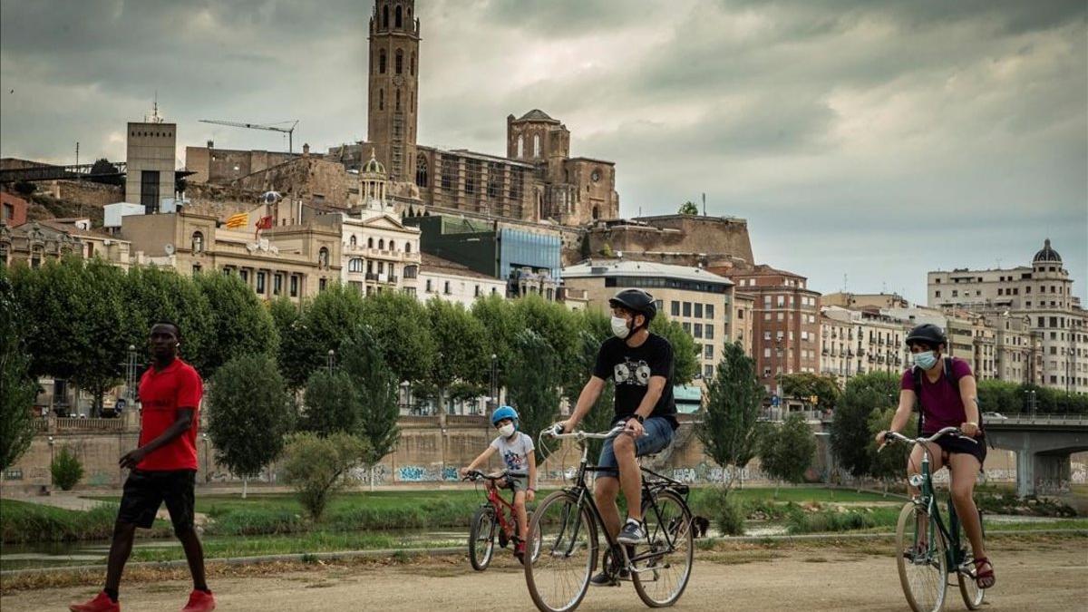 Personas paseando por Lleida.