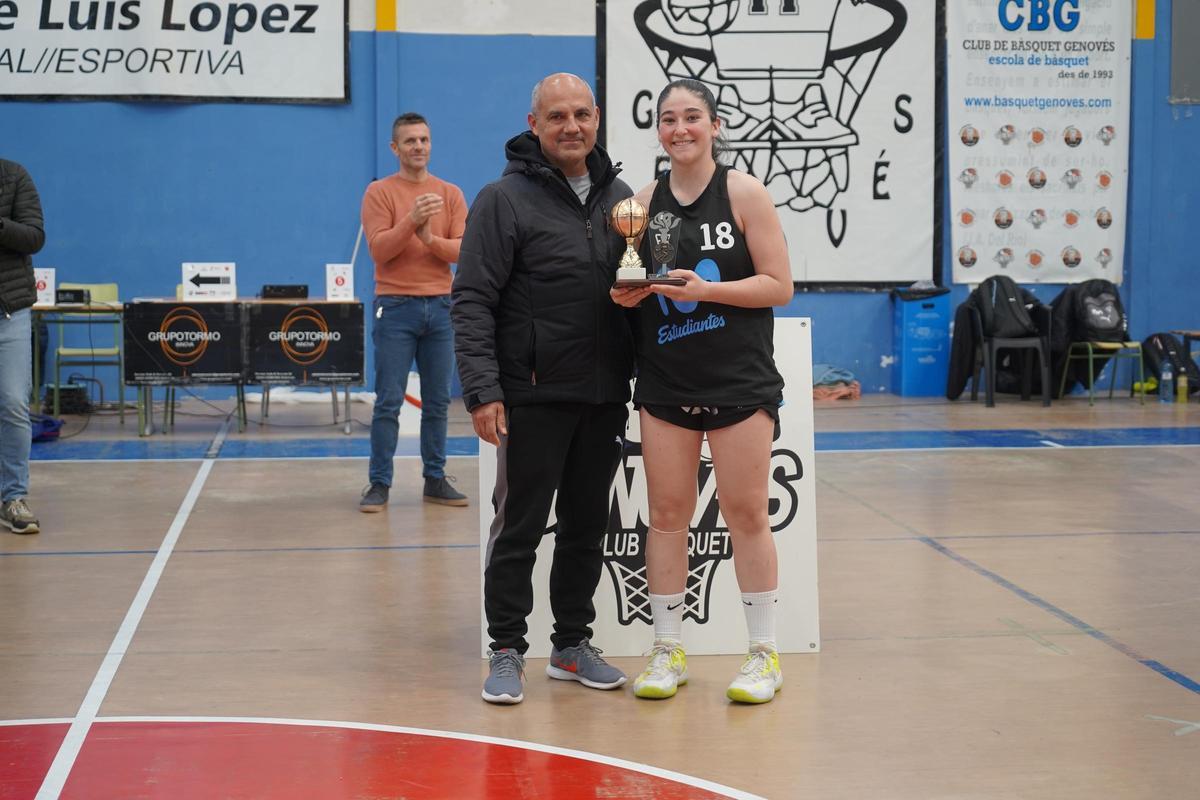 Ada Toribio con el trofeo de mejor jugadora del torneo.