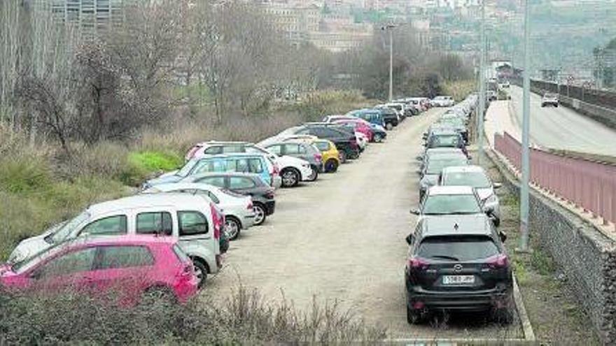 Vehicles estacionats a l&#039;aparcament del costat de la Renfe a Manresa en una imatge d&#039;arxiu