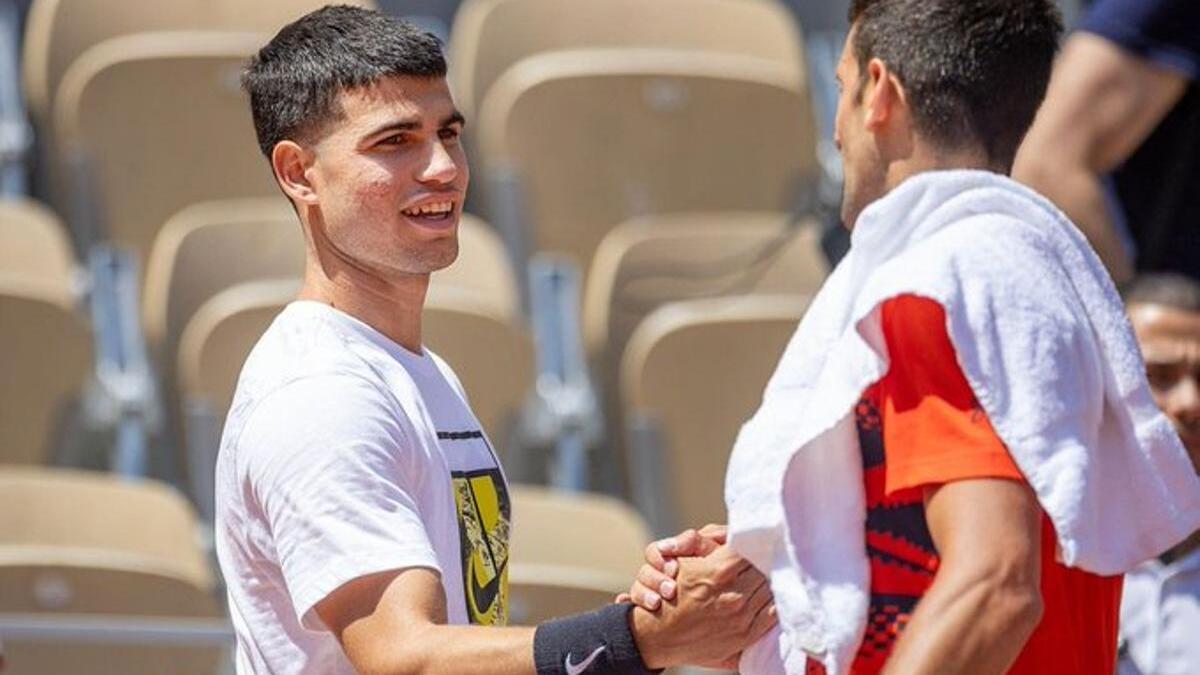 Alcaraz y Djokovic, se saludan tras un entrenamiento en París.