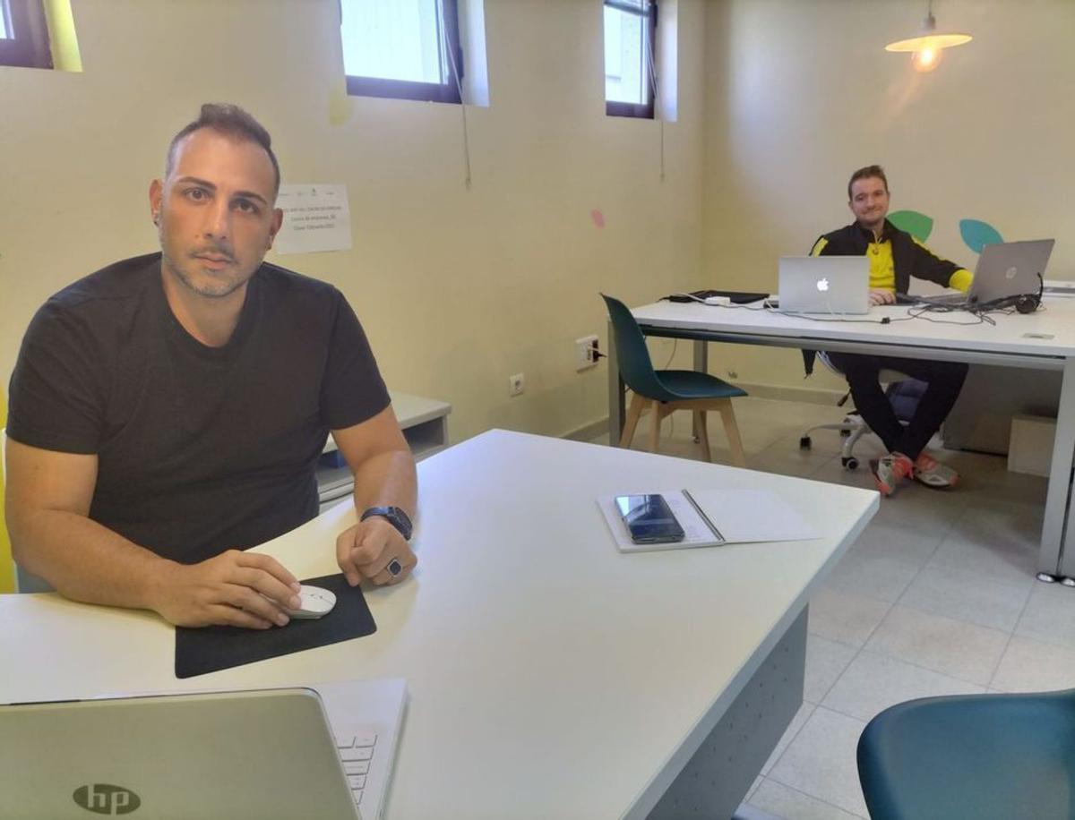José Luis Martín y Daniel Cuéllar, teletrabajando. | A. M. Serrano