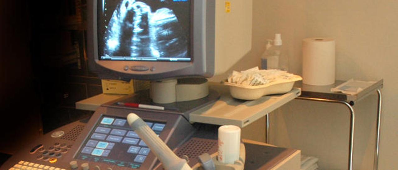 Una médico del servicio de Ginecología del Hospital Materno - Infantil realiza una ecografía a una paciente embarazada.