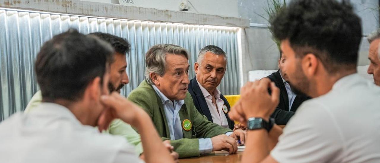 Tertsch y Pelayo, reunidos con el comité de empresa de la central nuclear de Almaraz, esta mañana, en Navalmoral.