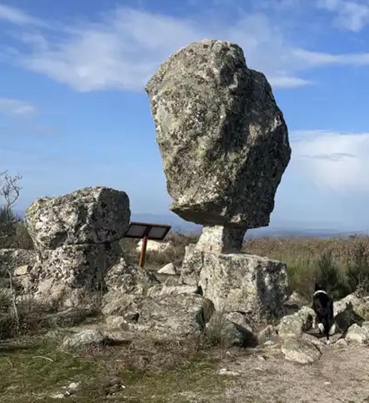 El Cancho que se Menea, en la sierra de Montánchez.