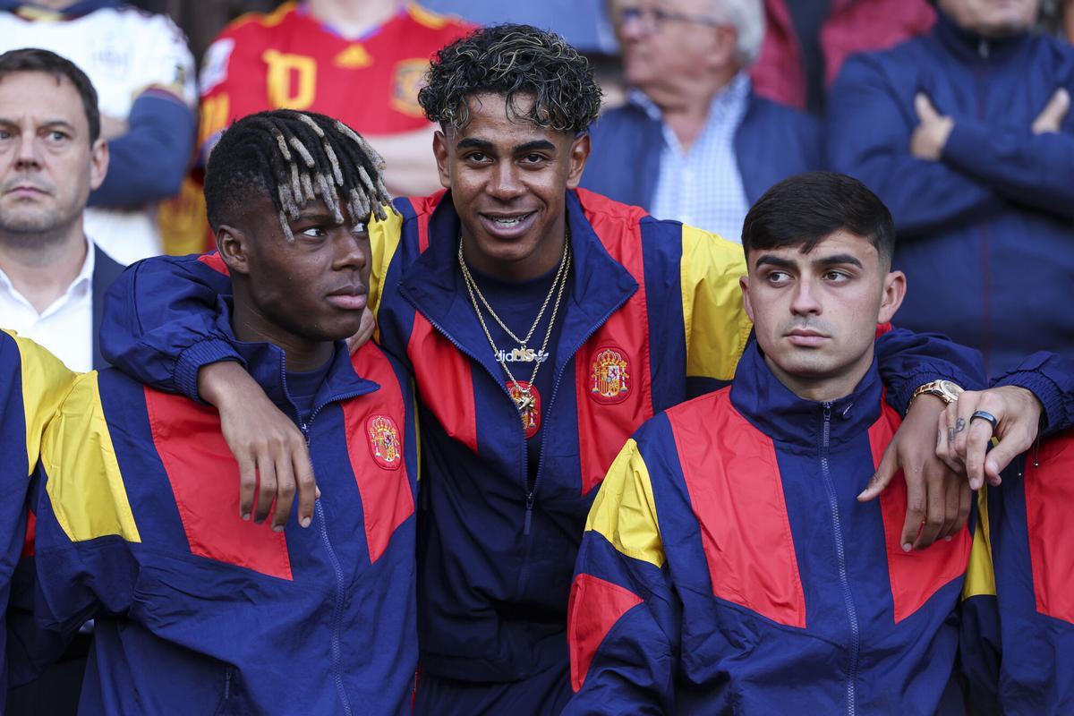 Lamine, Nico i Víctor entrenen en una Espanyaal complet