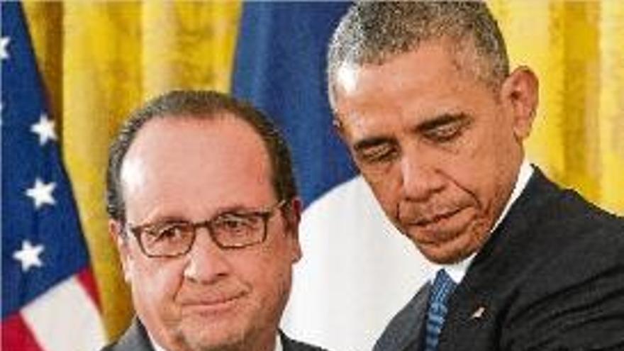 Obama i Hollande se saluden després de la seva reunió a Washington.