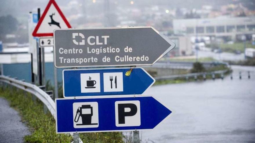 Letreros de entrada en uno de los accesos al parque cullerdense.