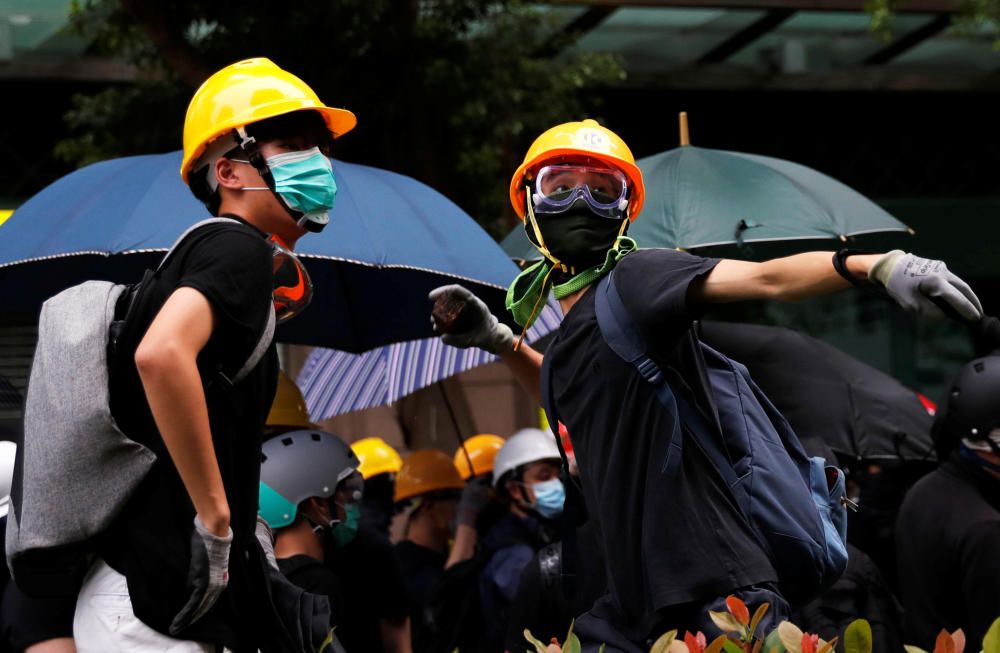 Miles de hongkoneses protestan contra el Gobierno.