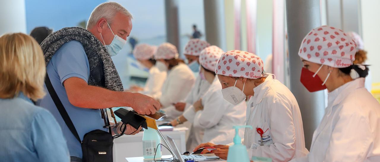 Imagen del inicio de la la vacunación masiva en el CMO de Torrevieja