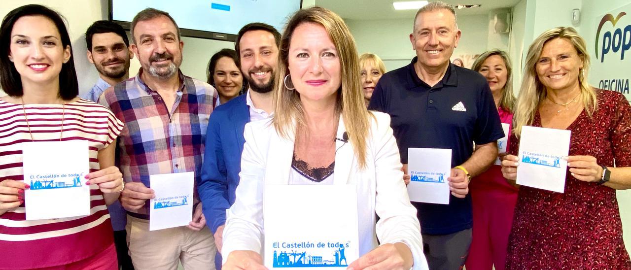 Carrasco, junto a los concejales del PP y miembros del Comité de Dirección del PP de Castelló.