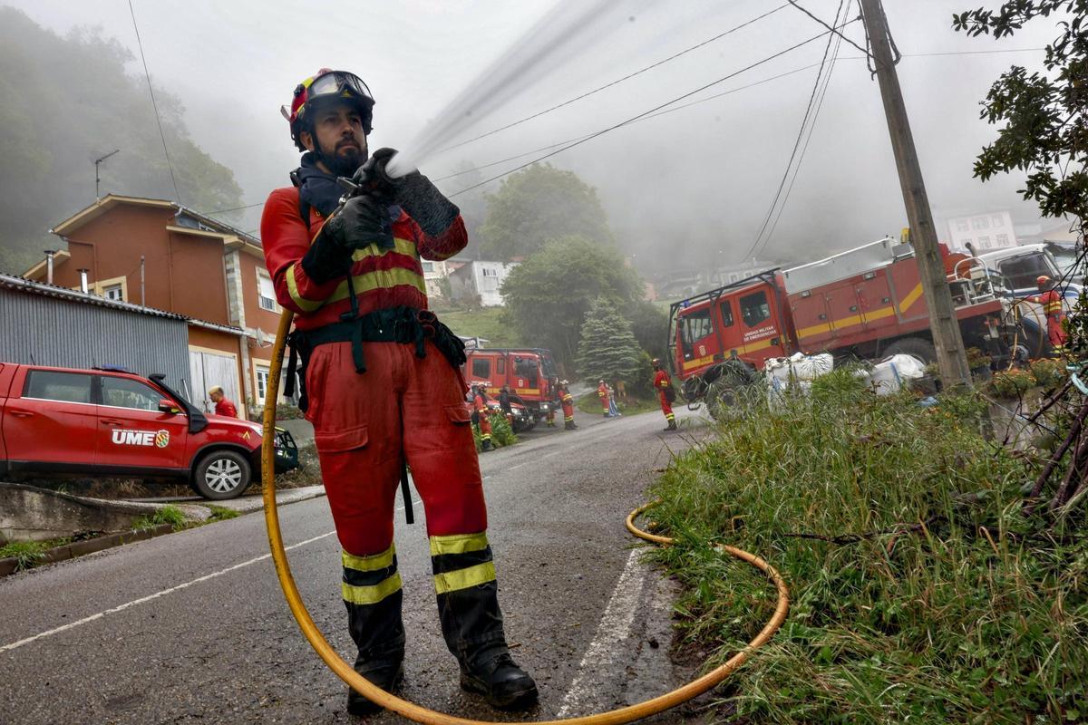 La UME se prepara en Valdés y Tineo para los incendios del verano