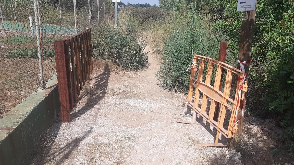 Imagen de la puerta de acceso a la ruta botánica del Millars.