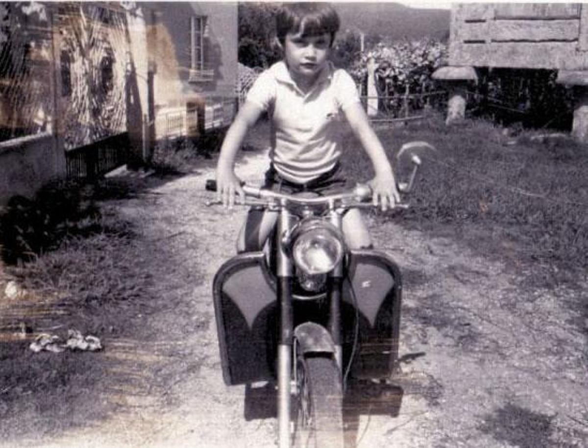 El alcalde de Ames, Blas García, de niño subido a una moto.