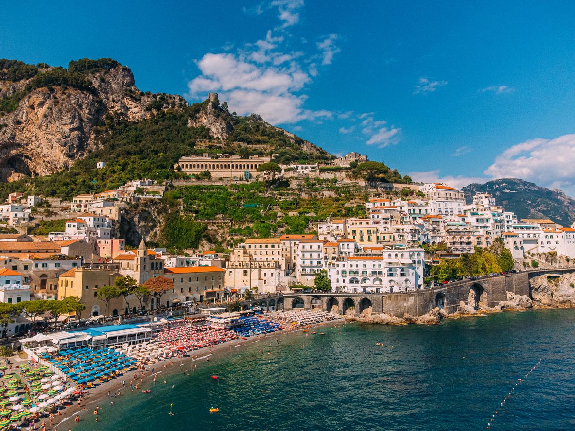 Sombrillas y edificios de colores vibrantes a lo largo de la playa en Italia.