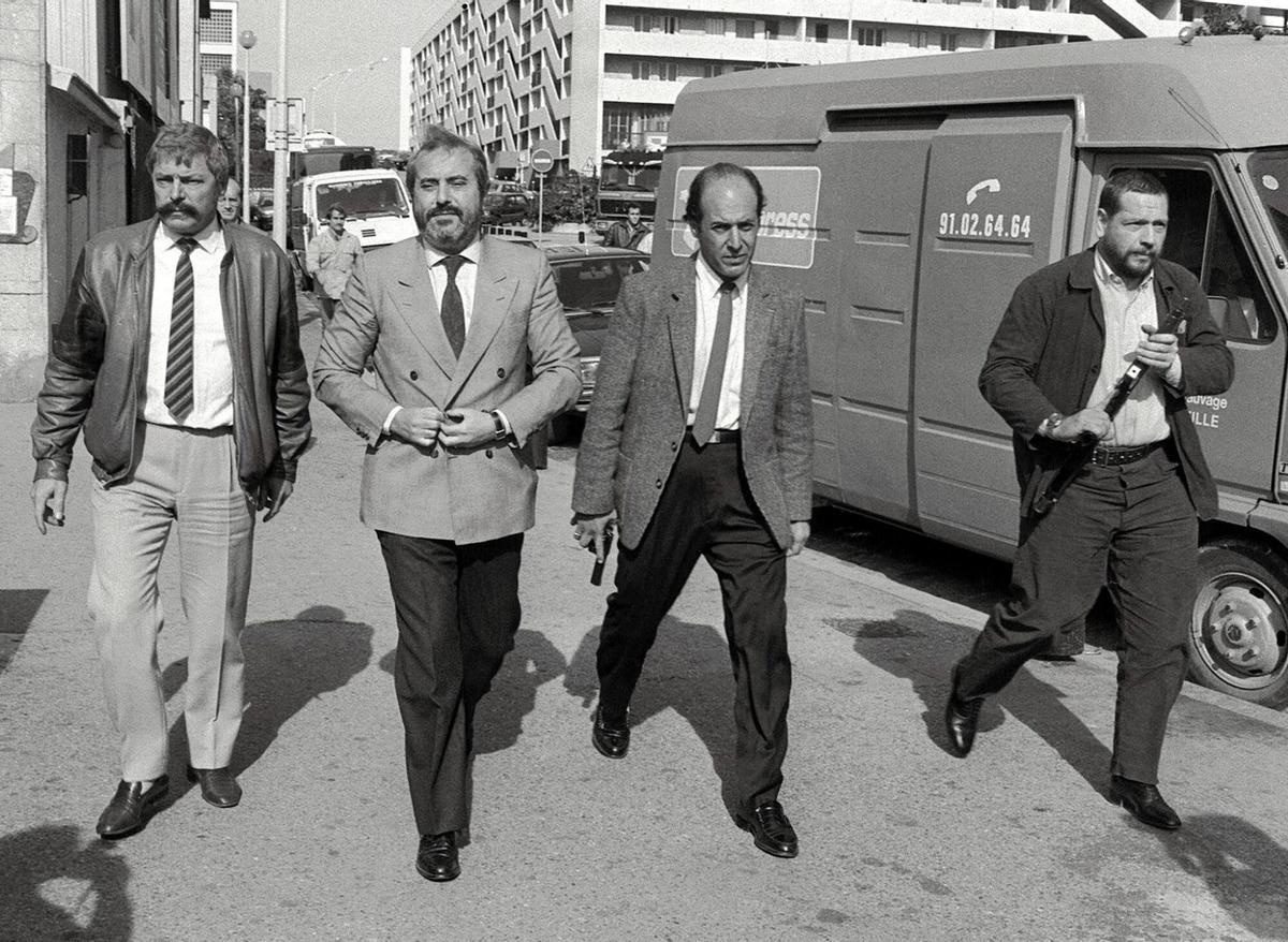 (FILES) A file photo taken on October 21, 1986 shows judge Giovanni Falcone (2nd-L), surrounded by armed bodyguards, arriving in Marseille to meet his French counterparts in charge of investigating the Mafia "Pizza Connection" criminal plot. Thousands of people from across Italy massed in Sicily on May 23, 2012 for demonstrations marking the 20th anniversary of the assassination of leading anti-Mafia judge. His murder in a bomb attack by the Sicilian Mafia shocked the nation and while Cosa Nostra's grip has been weakened in the two decades since, it is still far from a spent force.  AFP PHOTO/GERARD FOUET