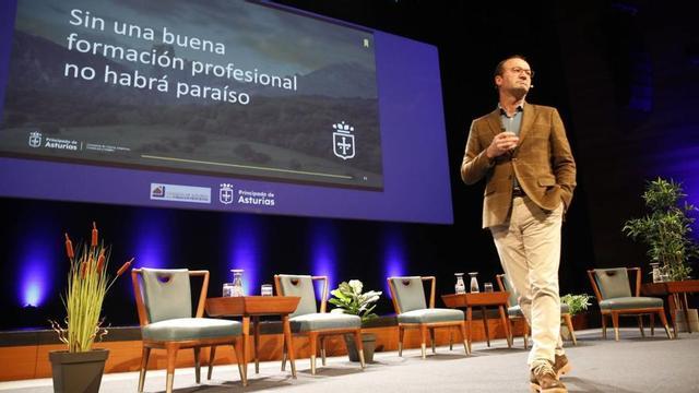 Javier Cueli, sobre el escenario del teatro de la Universidad Laboral. | Ángel González