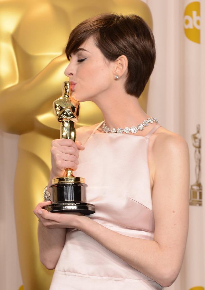 La actriz Anne Hathaway con su Oscar en 2013