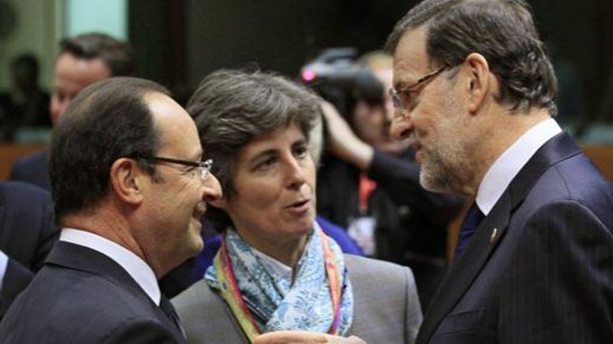 Rajoy conversa con Hollande en Bruselas.