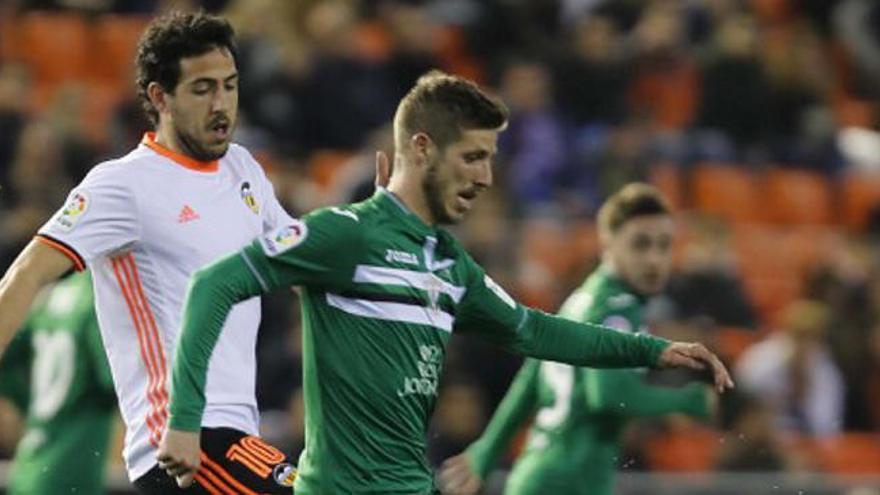 Rubén Pérez, con Parejo en Mestalla.